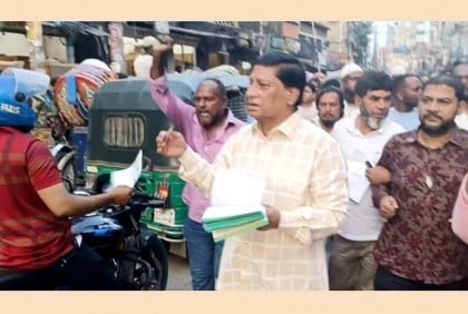 ডেঙ্গু সতর্কতায় যাত্রাবাড়ীতে লিফলেট বিতরণ নবীউল্লাহ নবীর 