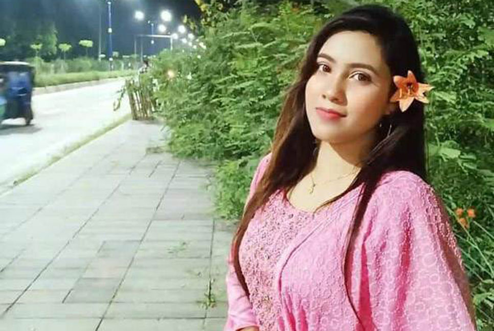 পরীক্ষা দিতে এসে ছাত্রলীগ নেত্রী আটক

