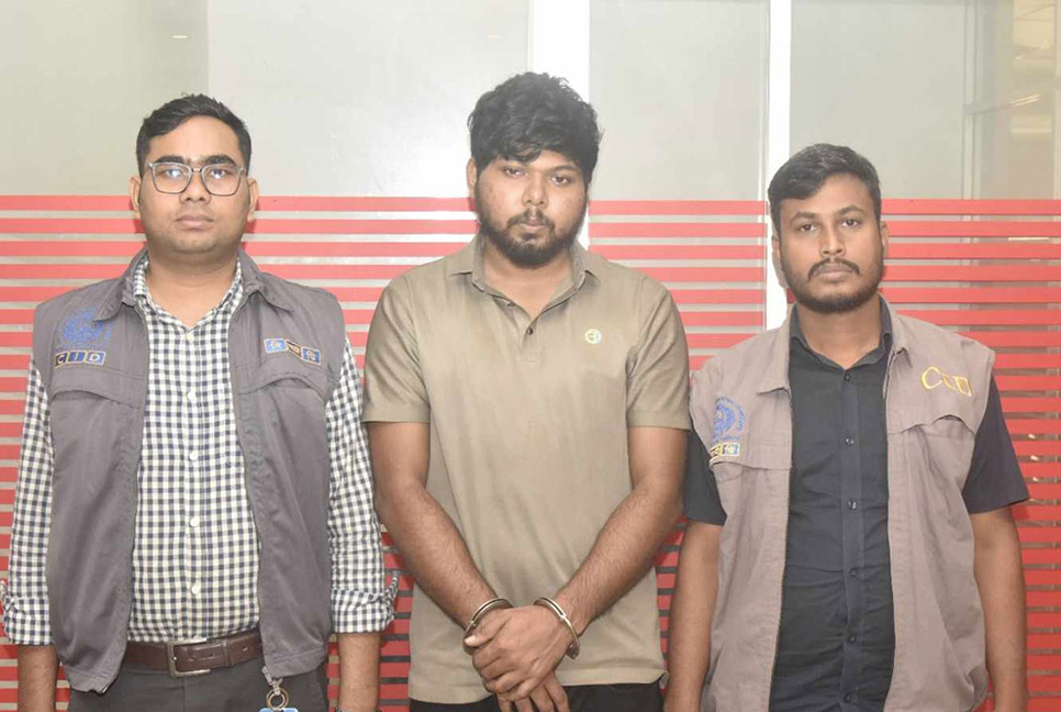 তরুণীদের ব্ল্যাকমেইল করে টাকা হাতিয়ে প্রেমিকাকে দিতেন প্রেমিক অনিক