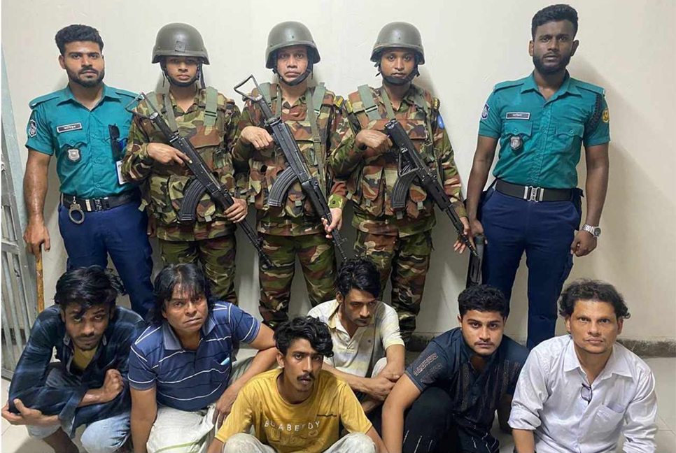 যৌথ অভিযানে মোহাম্মদপুর এলাকা থেকে ২২ অপরাধী গ্রেপ্তার

