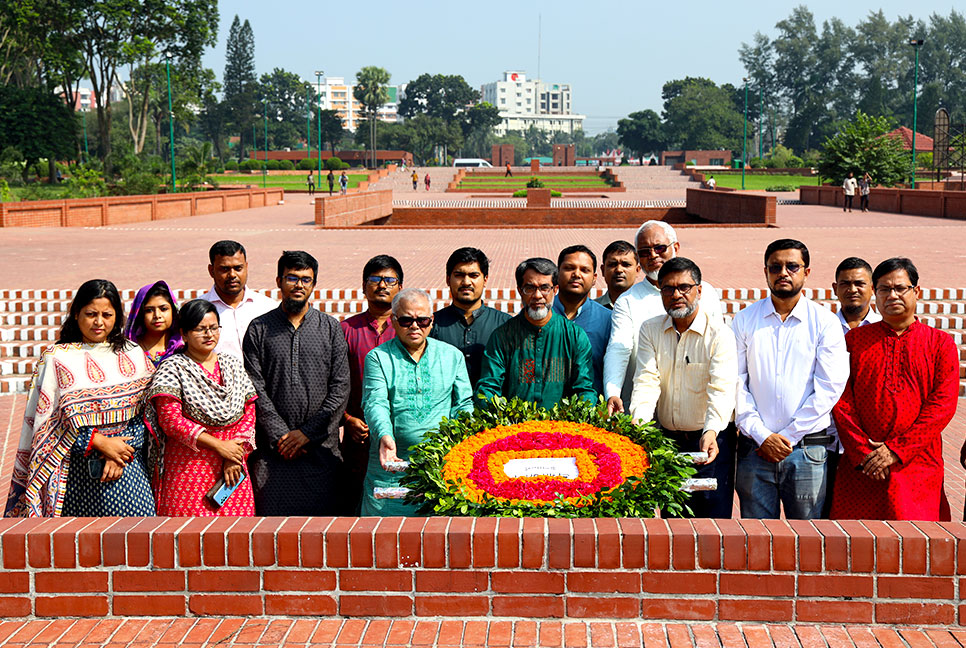 জাতীয় স্মৃতিসৌধে বিডিইউ উপাচার্যের শ্রদ্ধা