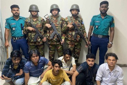 যৌথ অভিযানে মোহাম্মদপুর এলাকা থেকে ২২ অপরাধী গ্রেপ্তার

