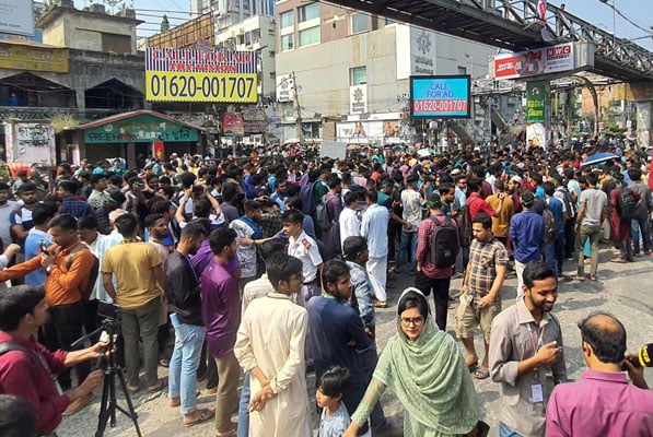 সাত কলেজের শিক্ষার্থীদের সায়েন্সল্যাব মোড় অবরোধ, যান চলাচল বন্ধ