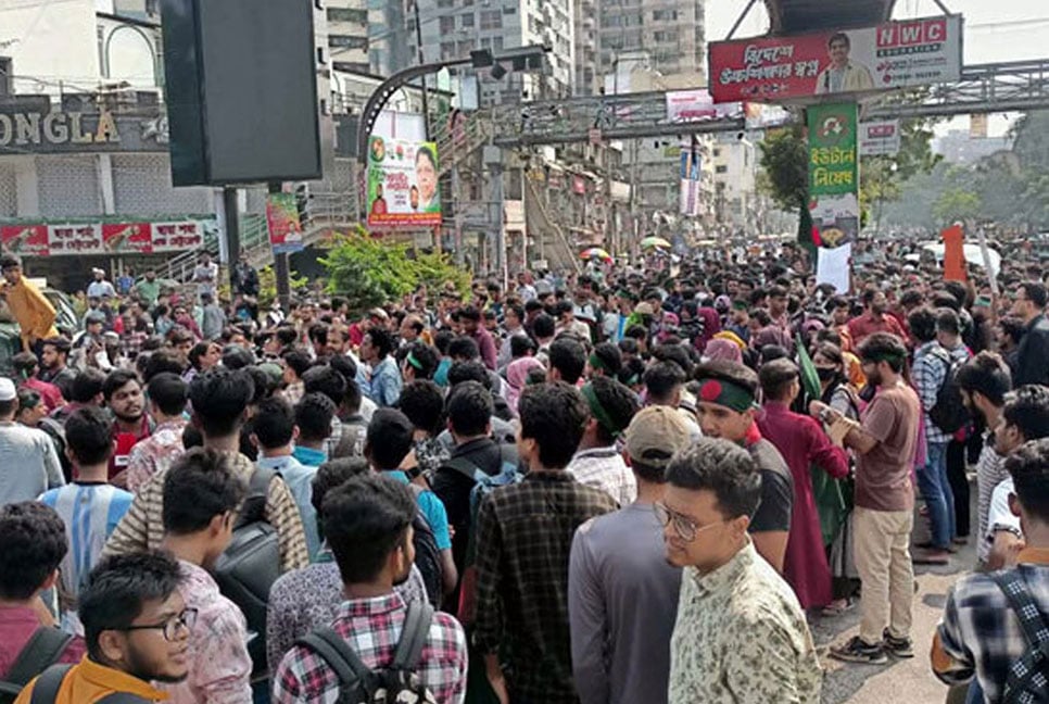 সায়েন্সল্যাব অবরোধ করলেন সাত কলেজ শিক্ষার্থীরা
