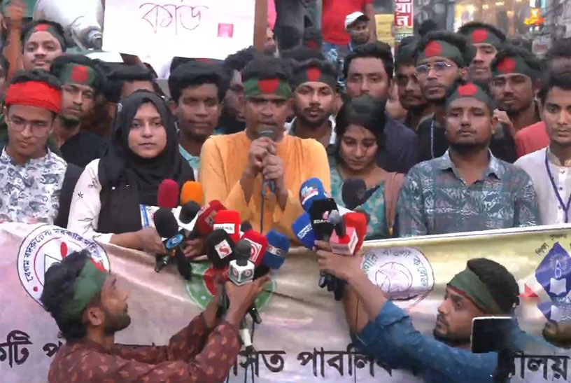 কালও অবরোধের ঘোষণা দিয়ে সড়ক ছাড়লেন সাত কলেজের শিক্ষার্থীরা

