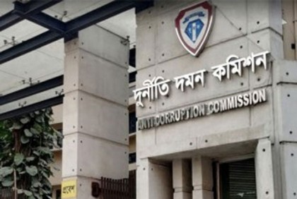 দুদক চেয়ারম্যান-কমিশনারদের পদত্যাগ

