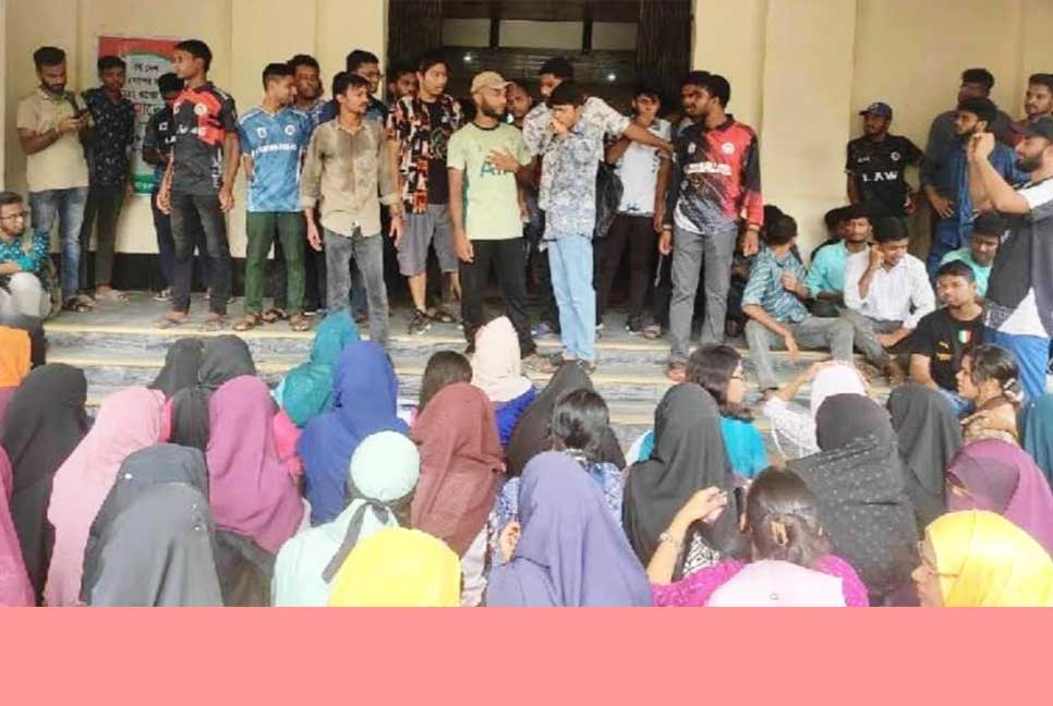 সেমিস্টার পদ্ধতি বাতিলে আমরণ অনশনে রাবি শিক্ষার্থীরা
