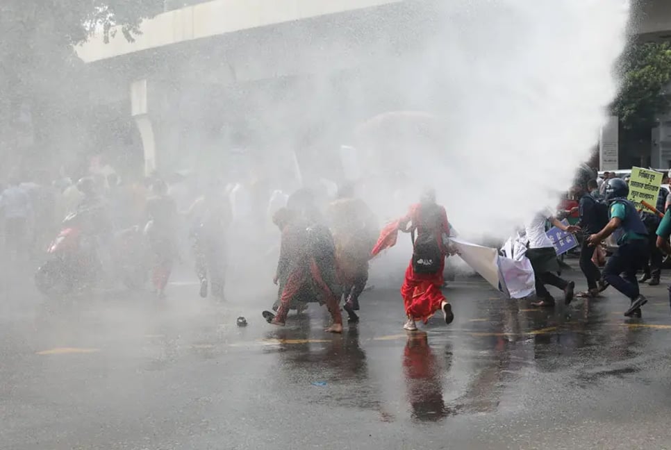 জলকামান ও লাঠিচার্জে ছত্রভঙ্গ ৩৫ প্রত্যাশীরা

