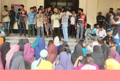 সেমিস্টার পদ্ধতি বাতিলে আমরণ অনশনে রাবি শিক্ষার্থীরা