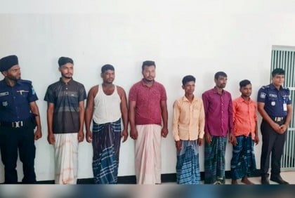গরুবোঝাই ট্রাক লুট; ৬ ডাকাত গ্রেফতার 