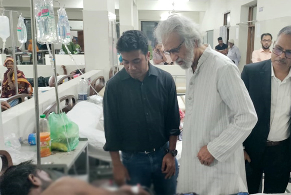 বর্জ্য অপসারণকালে বোমা বিস্ফোরণে আহতদের দেখতে হাসপাতালে উপদেষ্টা