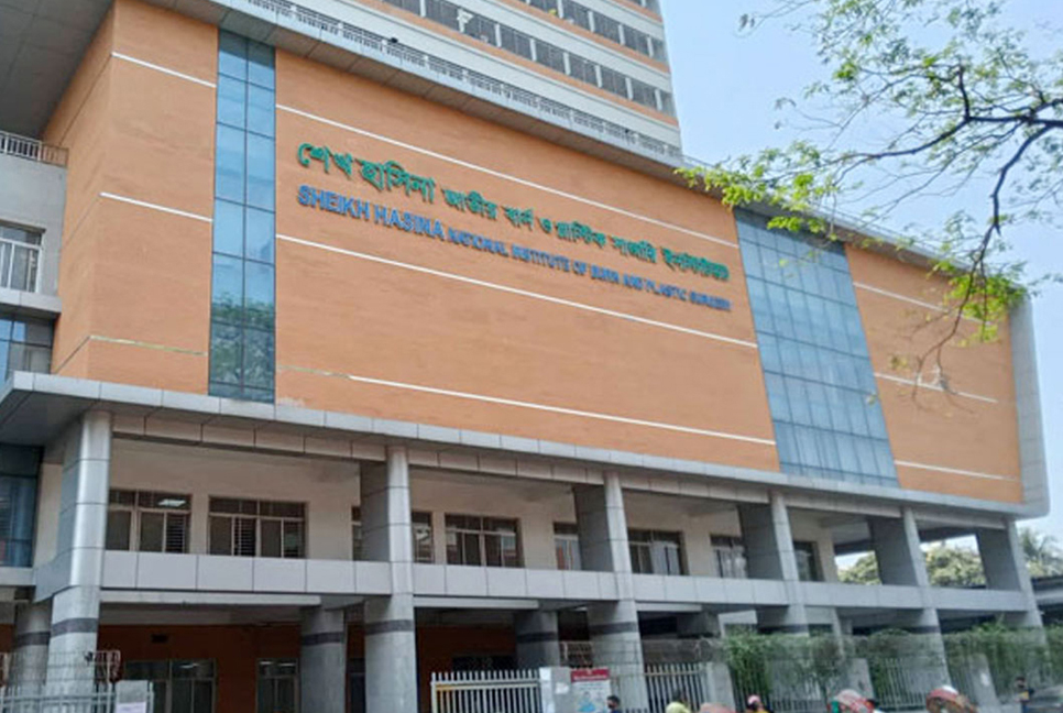 গ্যাস পাইপলাইনের লিকেজ থেকে আগুন: তিন সন্তানের পর এবার চলে গেলেন বাবা