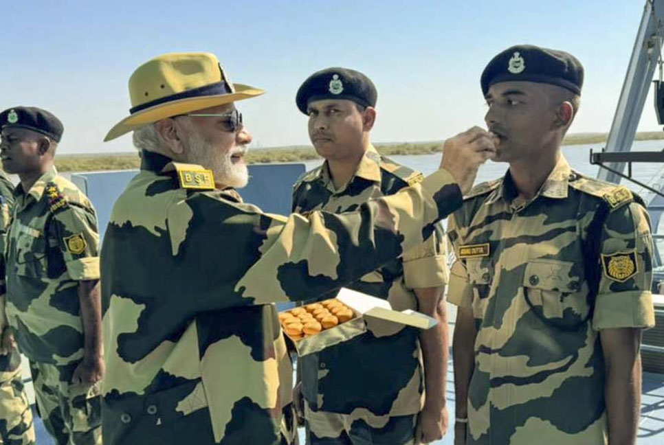পাক সীমান্তে বিজিবি সদস্যদের সঙ্গে দীপাবলি উদযাপন মোদির