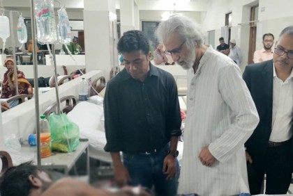 বর্জ্য অপসারণকালে বোমা বিস্ফোরণে আহতদের দেখতে হাসপাতালে উপদেষ্টা