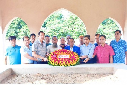 হাজী দানেশের সমাধিতে হাবিপ্রবি উপাচার্যের শ্রদ্ধা