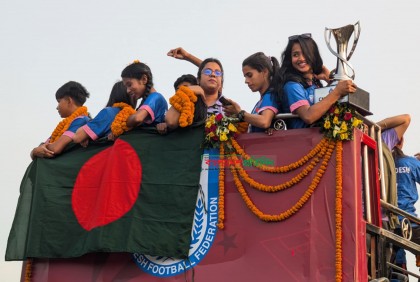 ছাদখোলা বাসে বাফুফের পথে সাফ চ্যাম্পিয়নরা 

