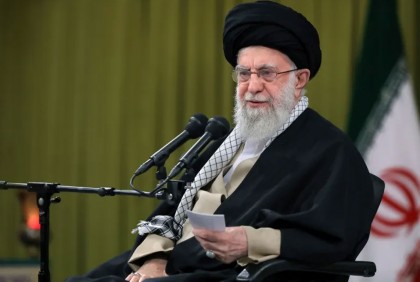 ইসরায়েলি সামরিক স্থাপনায় হামলার প্রস্তুতি নেওয়ার নির্দেশ খামেনির