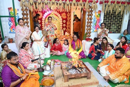 কালীঘাটে নিজের বাড়ির কালী পূজার তদারকি মমতা ব্যানর্জির 