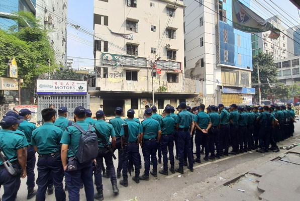 জাতীয় পার্টি অফিসের সামনে পুলিশের কড়া পাহারা