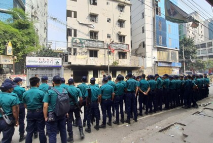 জাতীয় পার্টি অফিসের সামনে পুলিশের কড়া পাহারা