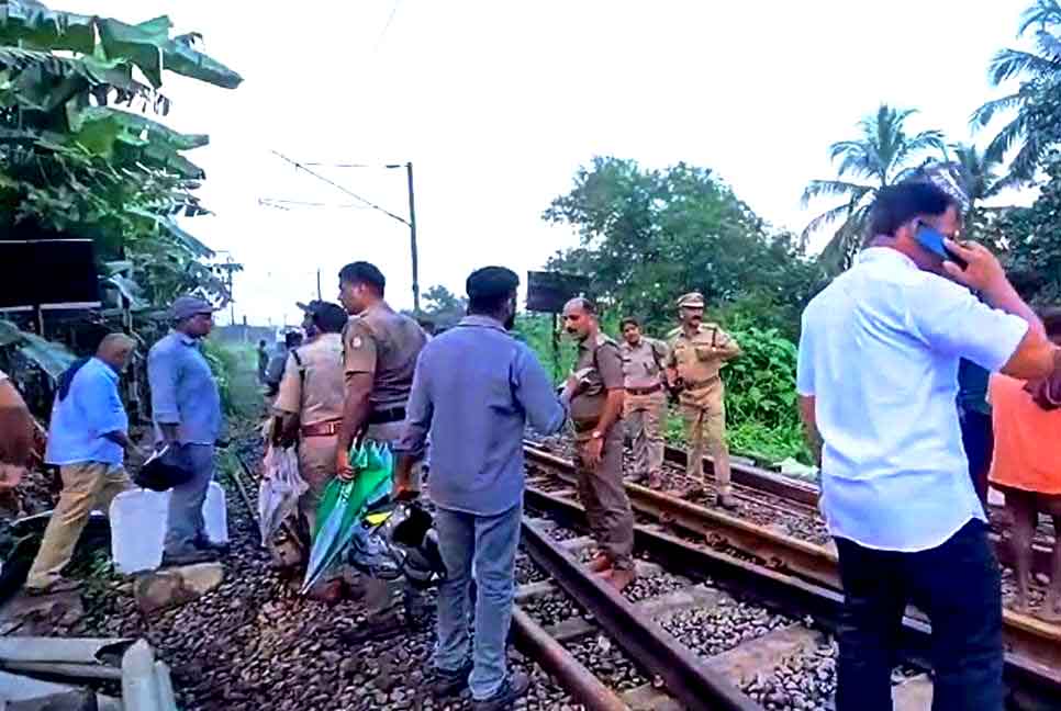 ভারতে রেললাইন পরিষ্কারের সময় ট্রেনে কাটা পড়ে ৪ স্যানিটেশন কর্মী নিহত