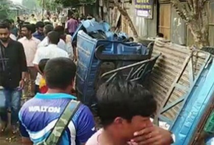 রাজশাহীতে ট্রেনের ধাক্কায় দুমড়ে মুচড়ে গেল পিকআপ, আহত ৫

