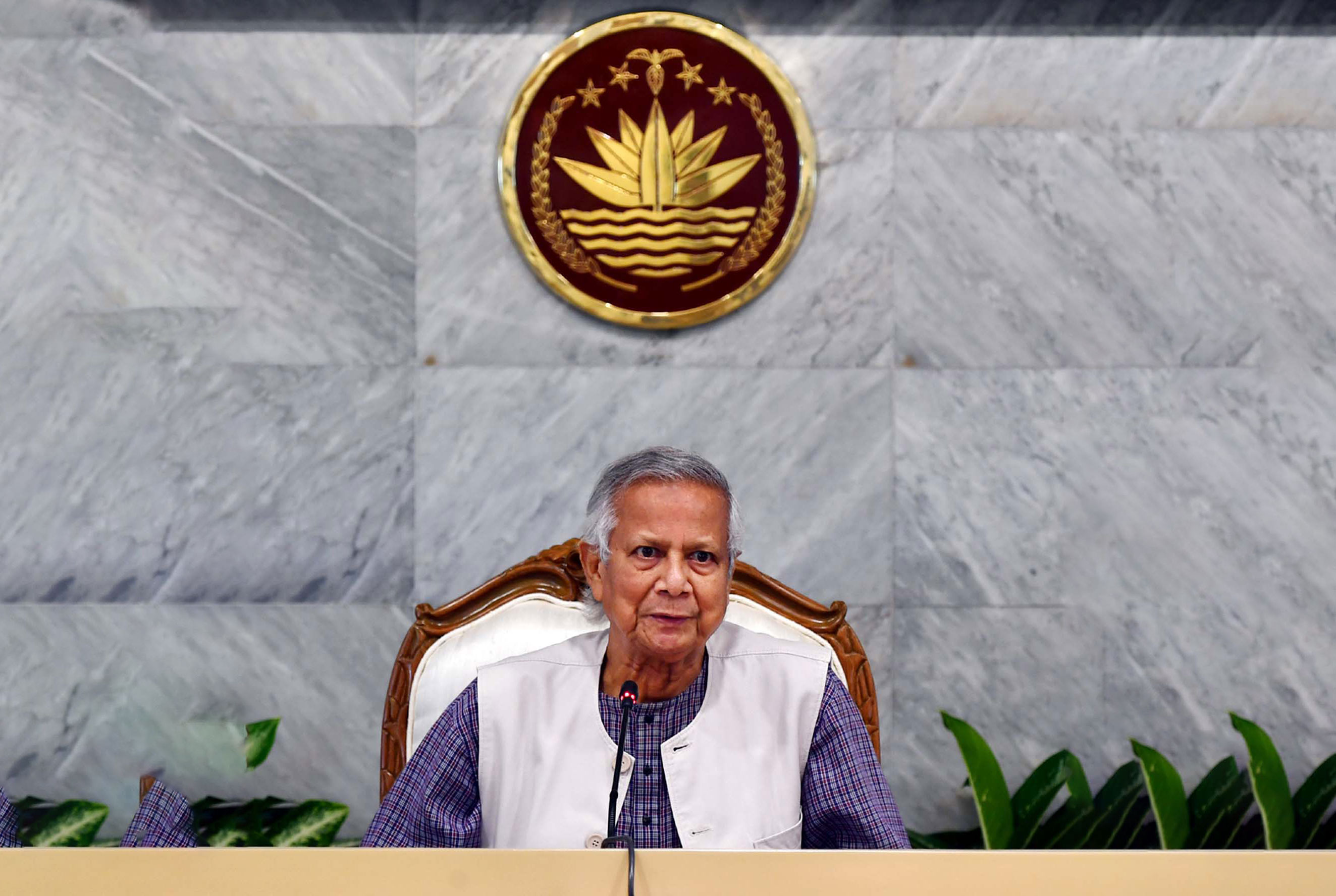 প্রধান উপদেষ্টার সঙ্গে সংস্কার কমিশন প্রধানদের বৈঠক

