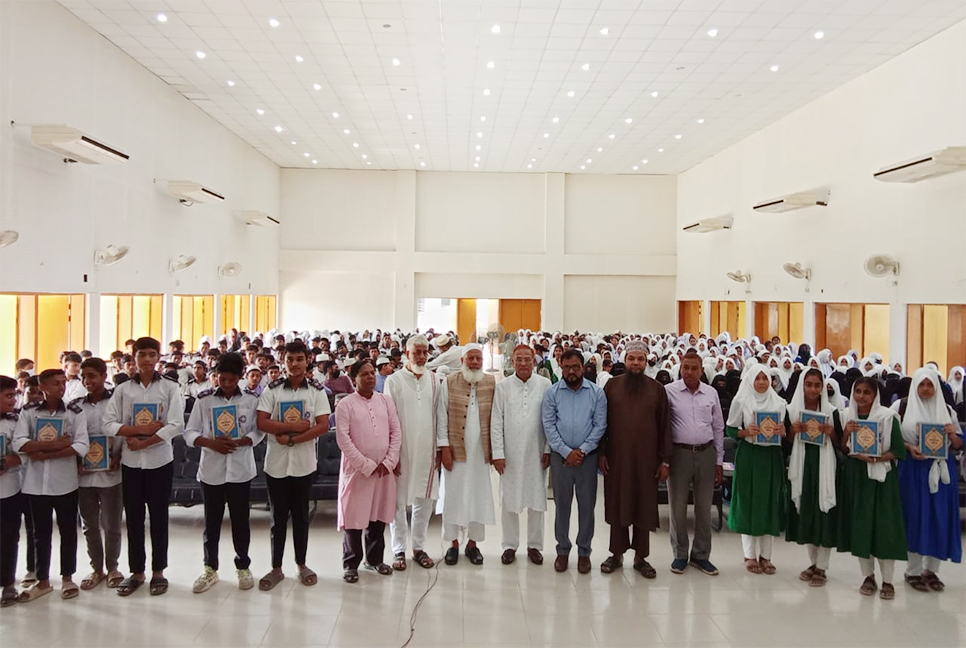বসুন্ধরা গ্রুপের সহায়তায় বাঞ্ছারামপুরে কোরআন শরীফ বিতরণ