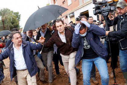 স্পেনের রাজা-রানি-প্রধানমন্ত্রীকে কাদা ছুড়ে মারলেন ক্ষুব্ধ জনতা