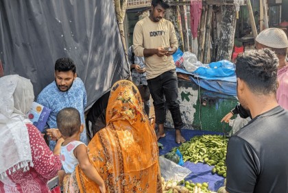 শিক্ষার্থীদের ন্যায্যমূল্যে সবজি বিক্রি