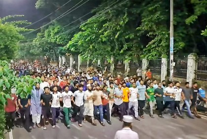 ঢাবির হলে ছাত্রদলের পোস্টারিংয়ের প্রতিবাদে শিক্ষার্থীদের বিক্ষোভ