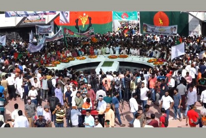 জিয়াউর রহমানের সমাধিতে শ্রদ্ধা জানাতে নেতাকর্মীদের ঢল

