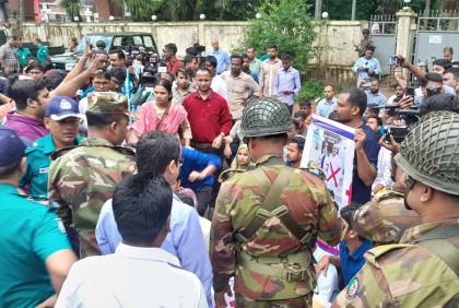 ক্যাম্পাসে ফিরেই অবরুদ্ধ সিলেট মেডিকেল বিশ্ববিদ্যালয়ের ভিসি