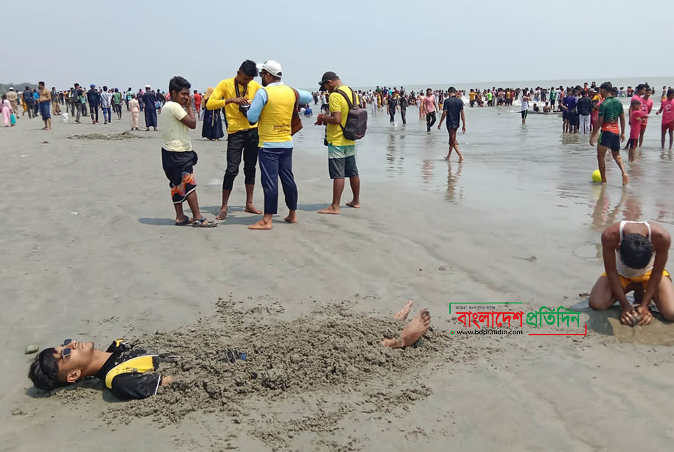 শীতের আমেজে কুয়াকাটায় বাড়ছে পর্যটকের সংখ্যা