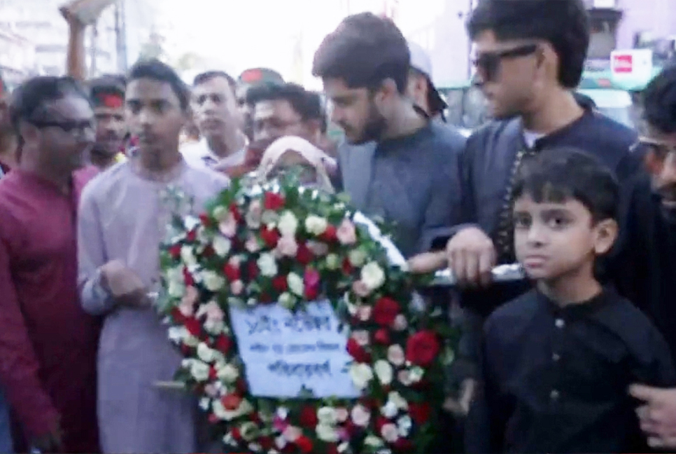 শহীদ নূর হোসেন দিবসে জিরো পয়েন্টে পরিবারের শ্রদ্ধা

