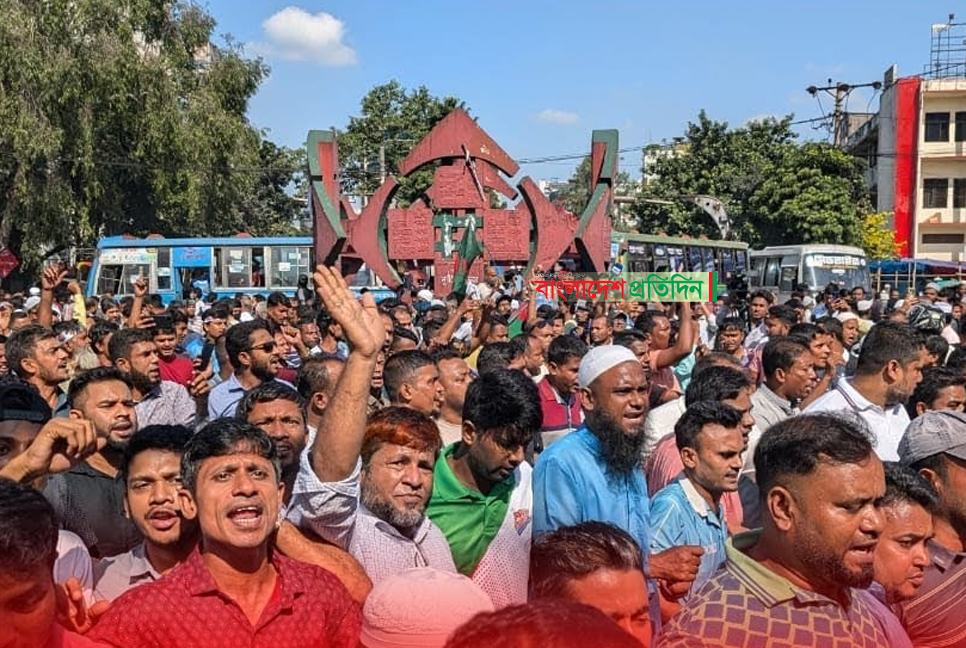 জিরো পয়েন্ট ঘিরে ছাত্র-জনতা, সতর্ক অবস্থানে পুলিশ

