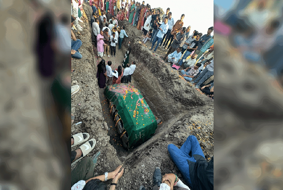 প্রিয় গাড়িকে কবর দিয়ে আলোচিত গুজরাটের সঞ্জয়

