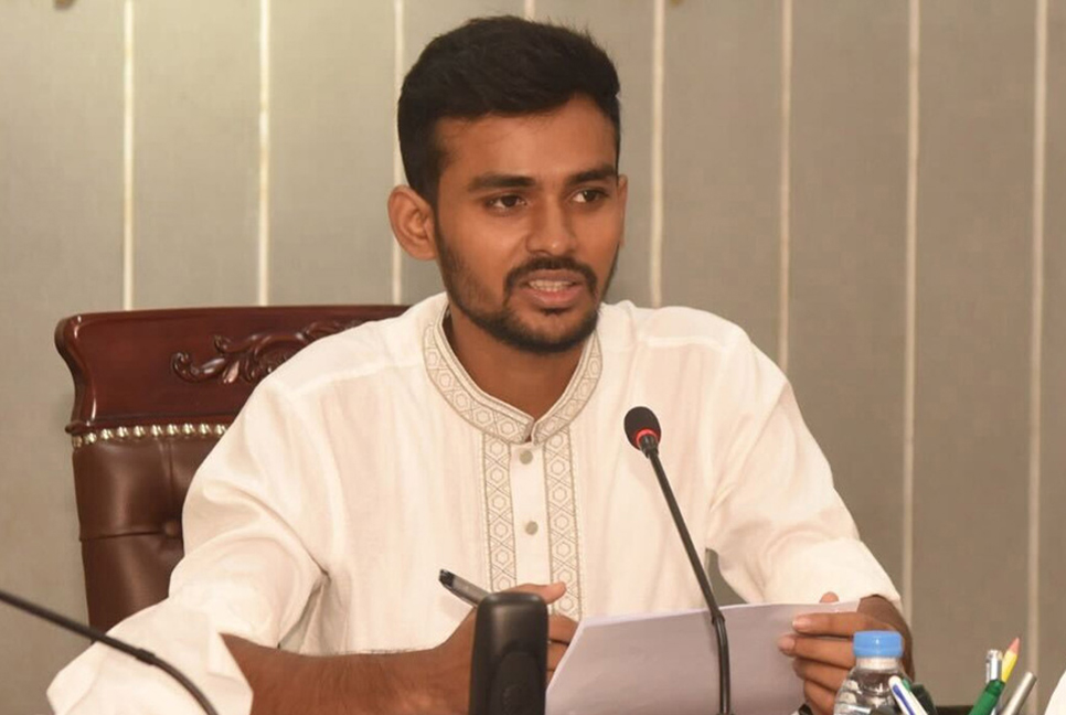 আইনের ব্যত্যয় ঘটিয়ে শ্রমিক ছাঁটাই নয় : উপদেষ্টা আসিফ


