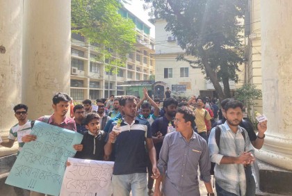 জবি প্রশাসনের উদাসীন আচরণের প্রতিবাদে 'মুলা বিতরণ' 

