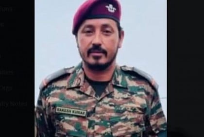 কাশ্মীরে অস্ত্রধারীদের হামলায় সেনা কর্মকর্তা নিহত