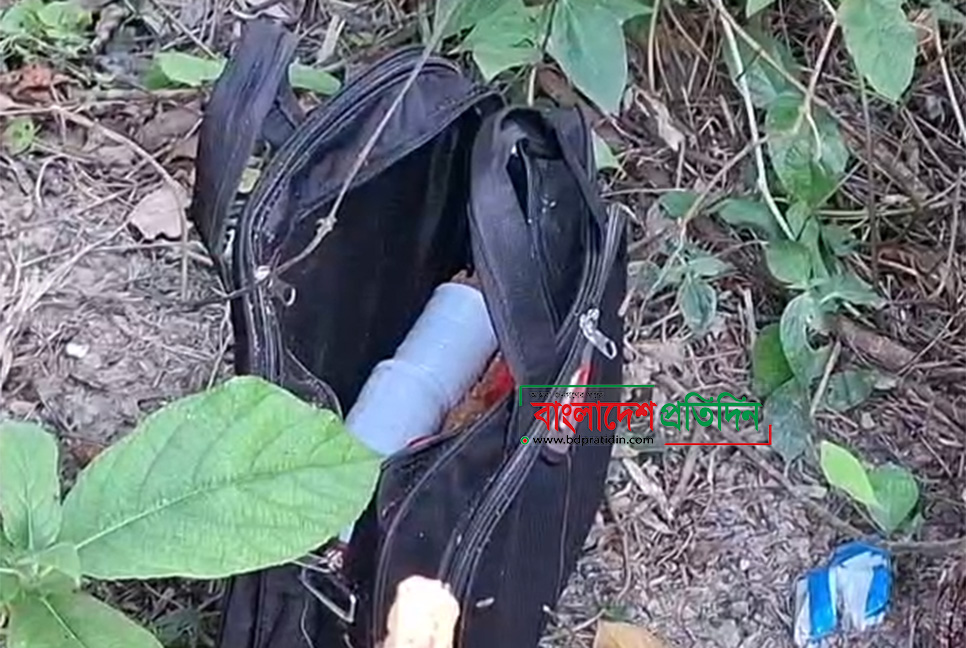 রাস্তার পাশে ব্যাগের ভেতর বোমা সদৃশ বস্তু নিয়ে আতঙ্ক