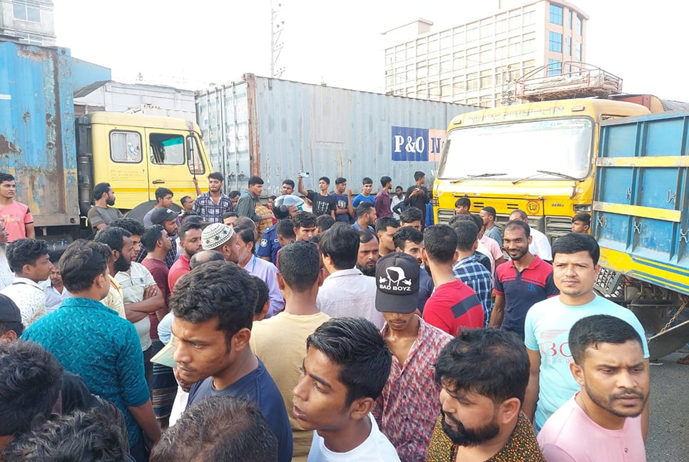 ফের মহাসড়কে শ্রমিকরা, বেতন হাতে না পাওয়া পর্যন্ত চলবে অবরোধ