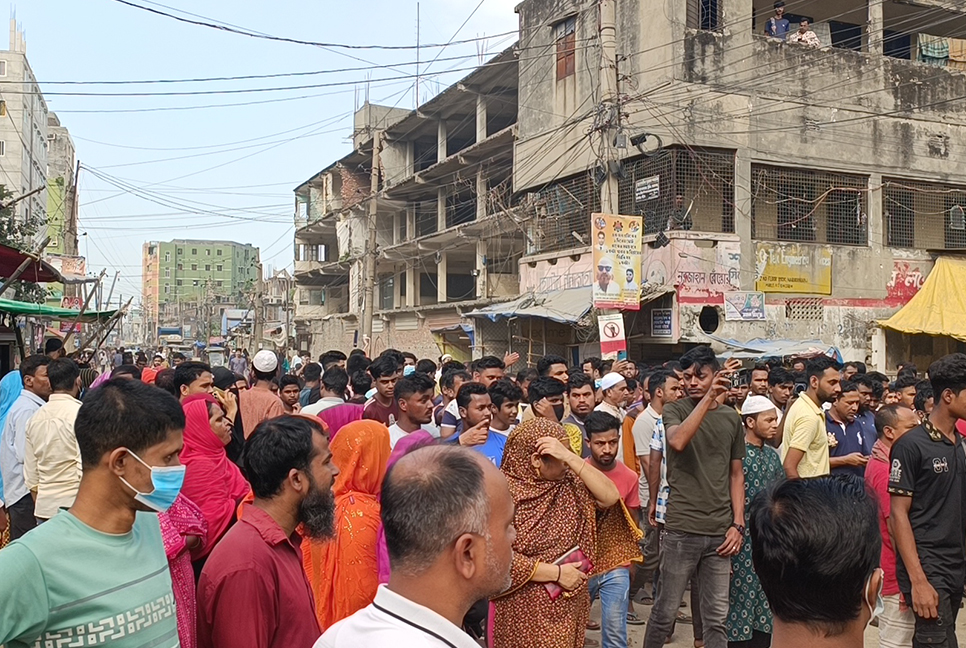 নারায়ণগঞ্জে সড়ক অবরোধ করে পোশাক শ্রমিকদের বিক্ষোভ