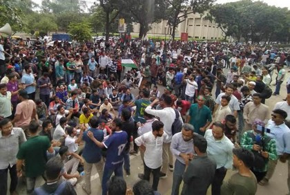 পাঁচ দফা দাবিতে জবি শিক্ষার্থীদের সচিবালয় ঘেরাও