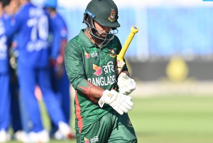 হঠাৎ নেই ৪ উইকেট!