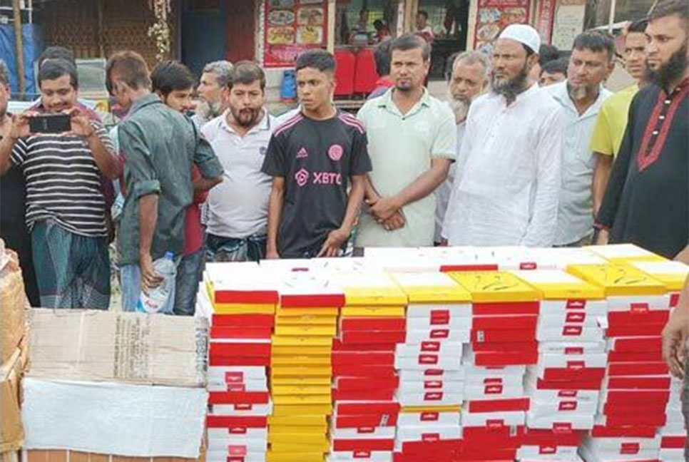 রাজধানীর মাতুয়াইলে প্রাইভেটকার থেকে শতাধিক চোরাই মোবাইল উদ্ধার