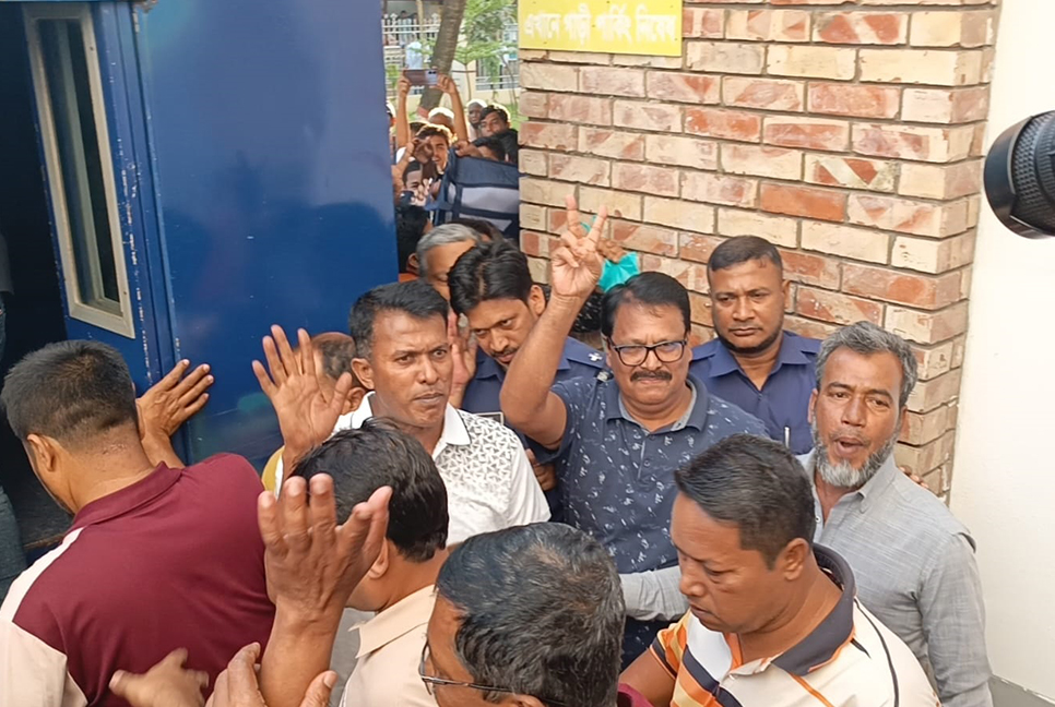 বাকেরগঞ্জের সাবেক পৌর মেয়রসহ আওয়ামী লীগের ১৮ নেতাকর্মী জেলে