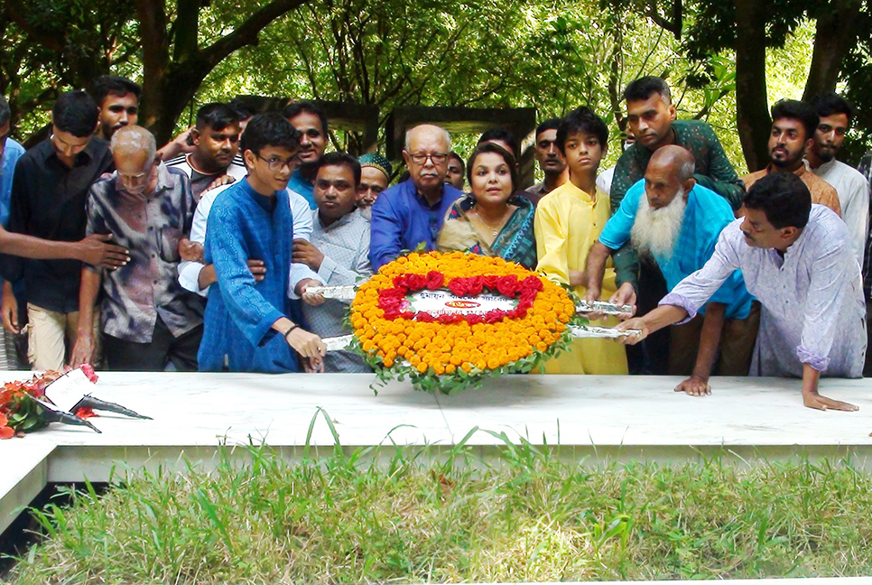 জন্মদিনে নুহাশপল্লীতে শ্রদ্ধা-ভালোবাসায় হুমায়ূনকে স্মরণ