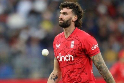 চেয়ার ভেঙে ফেলায় শাস্তি পেলেন টপলি