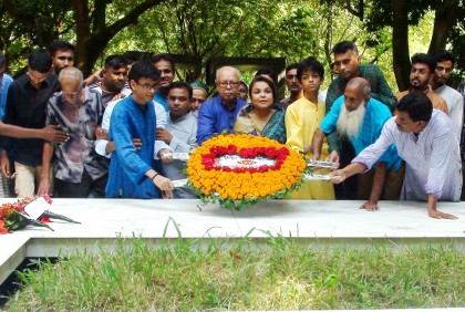 জন্মদিনে নুহাশপল্লীতে শ্রদ্ধা-ভালোবাসায় হুমায়ূনকে স্মরণ